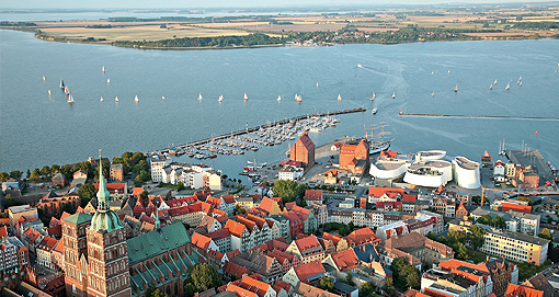 Von Stralsund bieten Reedereien auch Hafentouren und auch Überfahrten nach Rügen oder Hiddensee an